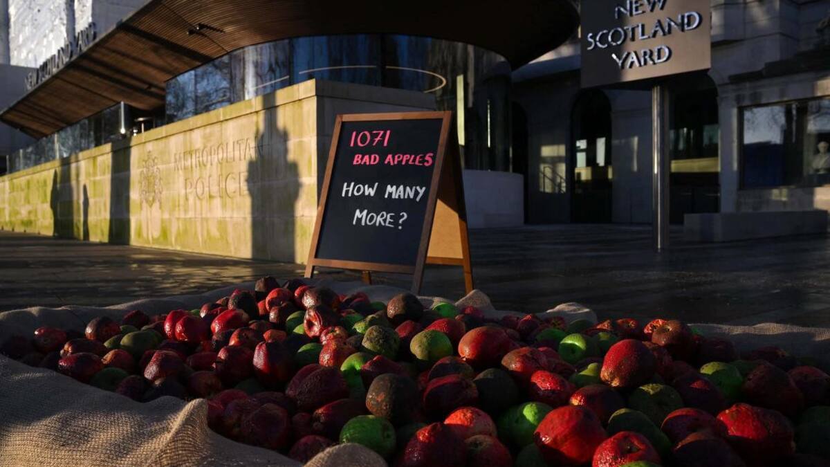 Manzanas podridas en protesta por abusos de policías de Londres_Télam