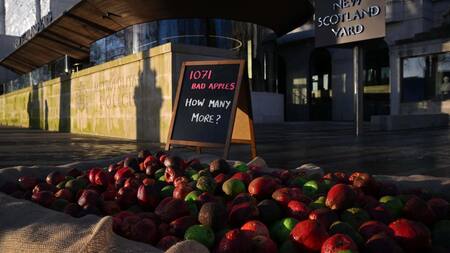 Manzanas podridas en protesta por abusos de policías de Londres_Télam
