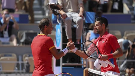El tenista español Rafa Nadal se despide del serbio Novak Djokovic tras perder en su partido celebrado en el marco de los Juegos Olímpicos de París, este lunes. EFE/Juanjo Martín.