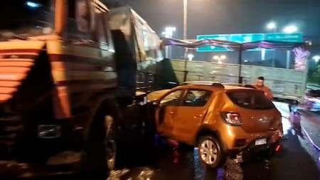 Un camión chocó con un Reanult Sandero y un Fiat Siena