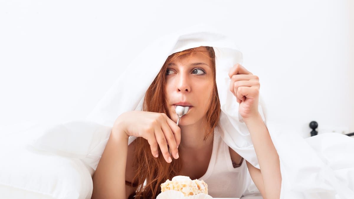 Muchas personas comen esto antes de dormir, y los expertos recomiendan evitarlo: el snack que dificulta el sueño y altera el descanso
