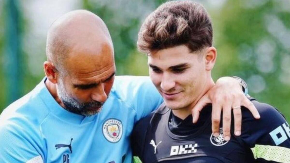 Pep Guardiola y Julián Álvarez. Foto: NA.