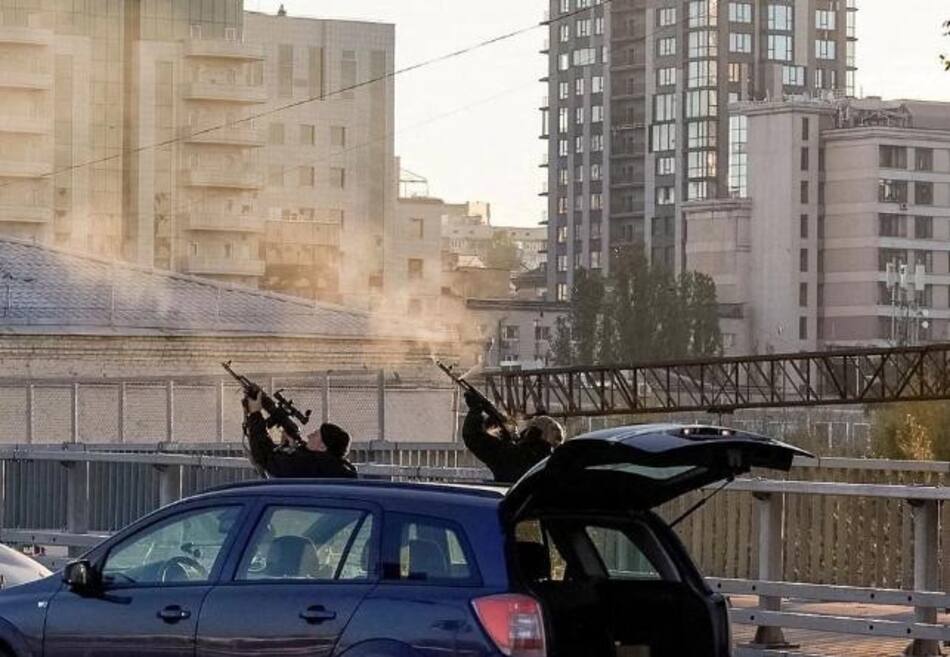 Los agentes de policía disparan a un dron, que las autoridades locales consideran vehículos aéreos no tripulados (UAV) Shahed-136 fabricados en Irán, en medio del ataque de Rusia contra Ucrania, en Kiev. - Foto: NA-Reuters