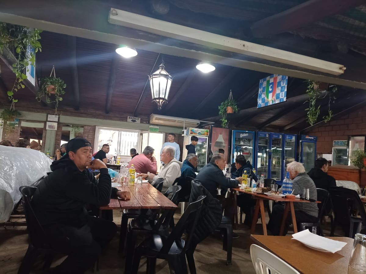 El local figura sobre la RN 205, km 64, y aparece entre los restaurantes de carne más destacados de la zona