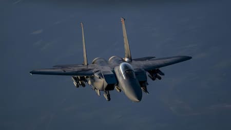 Tensión máxima en Medio Oriente: EEUU e Irán compiten contra el reloj por un tripulante perdido tras el derribo de un F‑15