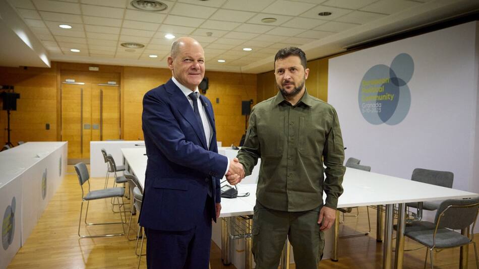 Olaf Scholz y Volodimir Zelenski en Granada, España. Foto: Reuters.