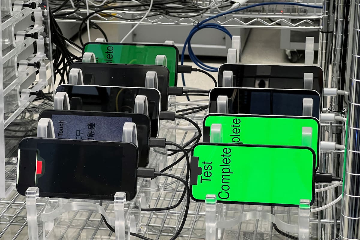 Unidades del iPhone 16e, en un testeo. Foto: Reuters/Stephen Nellis