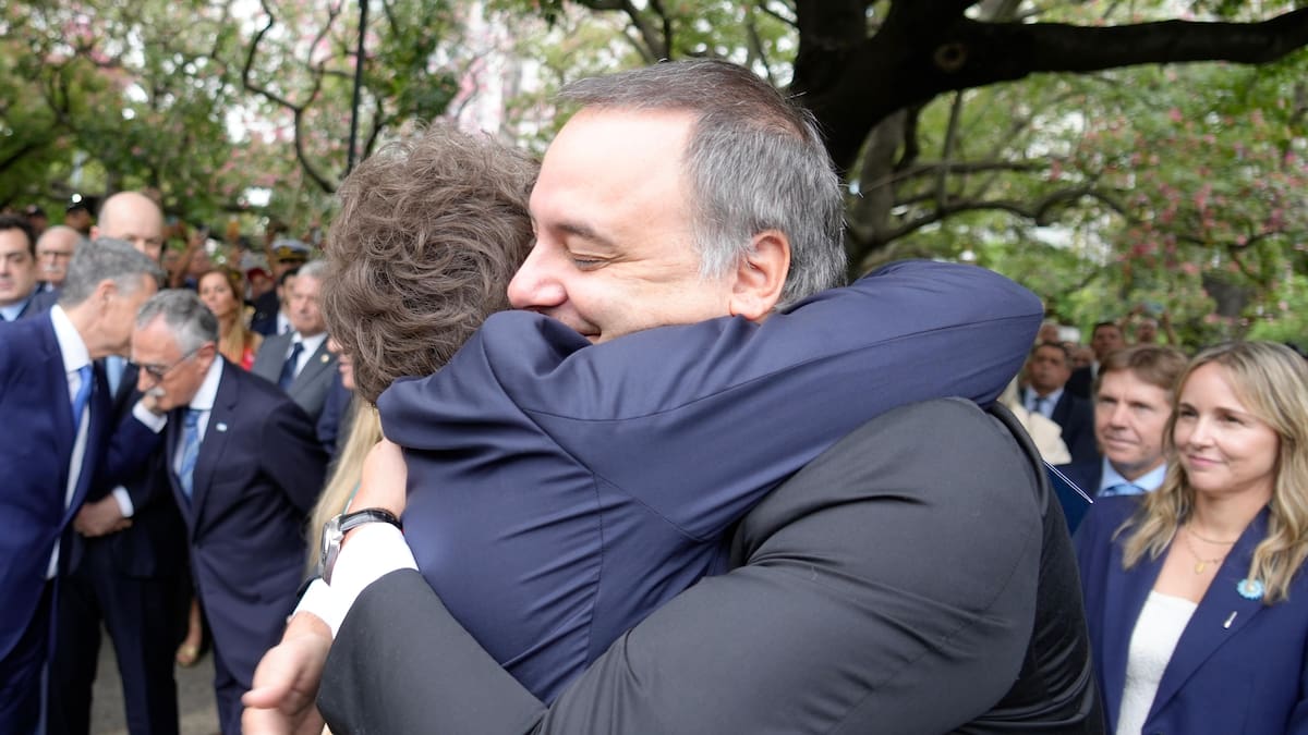 Mientras la escribana de Adorni se presentaba en Comodoro Py, Javier Milei volvió a respaldar a su jefe de Gabinete: “Es maravilloso”
