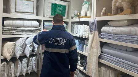 Operativo por importaciones en locales de Home Collection. Foto: Aduana.