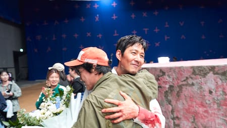 Lee Jung-jae y el director Hwang grabando el capítulo final de la serie.