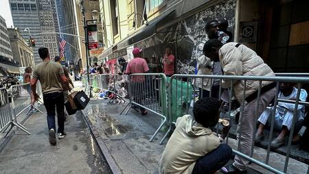 Inmigrantes varados en el hotel Roosevelt. Foto: Reuters.