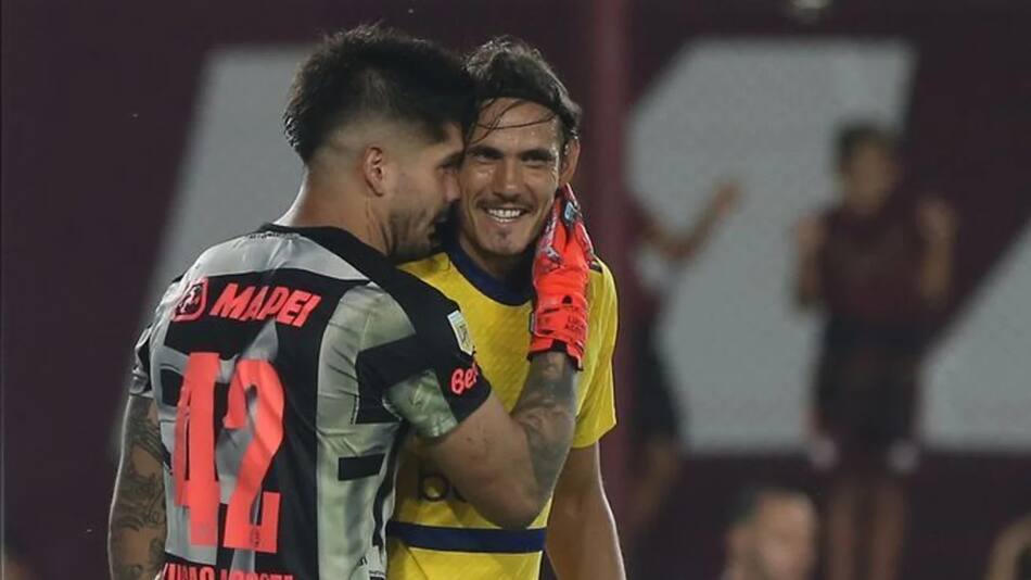 Lucas Acosta y Edinson Cavani. Foto: NA