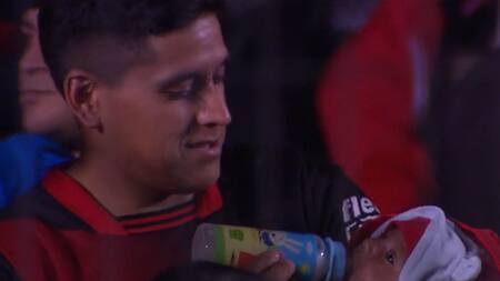 Hincha de Colón que le dio la mamadera a su hijo y fue nominado al The Best de la FIFA. Foto: NA.