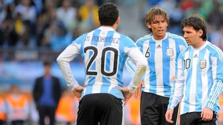Gabriel Heinze y Lionel Messi. Foto: NA