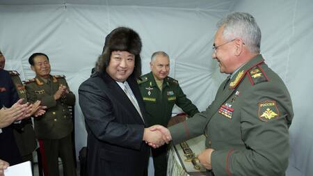 Kim Jong-Un con el ministro de Defensa de Rusia, Serguei Shoigú. Foto: Reuters.