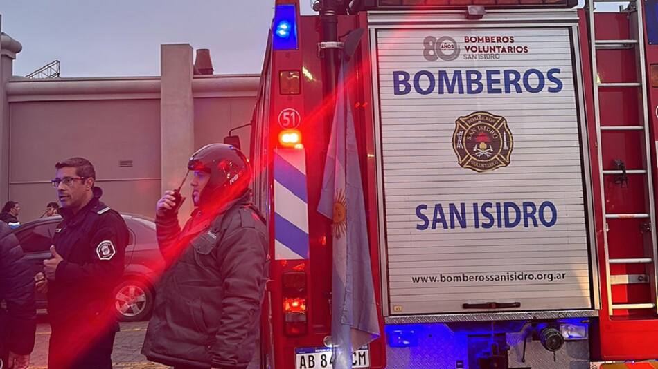 Bomberos en el Unicenter. Foto: X