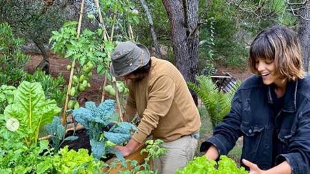Calu Rivero con su huerta