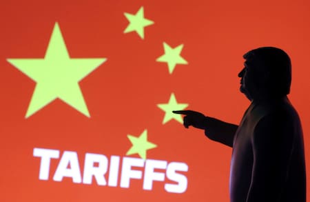 Donald Trump y la bandera de China, aranceles. Ilustración: Reuters/Dado Ruvic