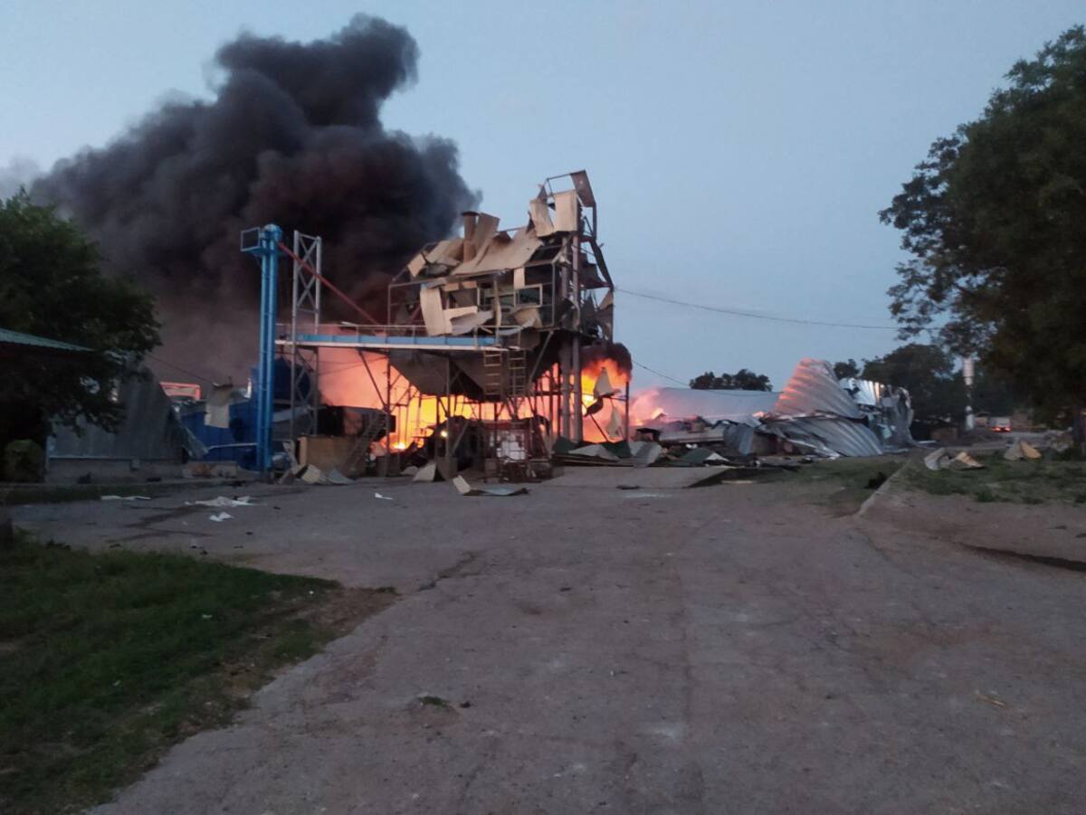Almacén de granos destruido en ataque ruso. Foto: Reuters