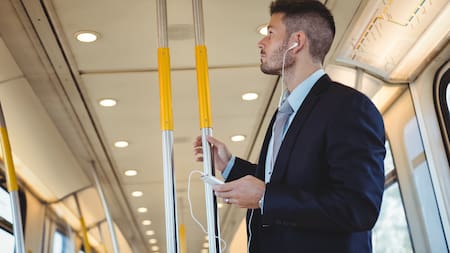 Prohíben viajar parado en el Metrobús: habrá multas y sanciones para los pasajeros infractores