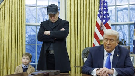 Fotografía de archivo del 11 de febrero de 2025 del presidente de los Estados Unidos, Donald Trump (d), junto al magnate Elon Musk durante una reunión en la despacho oval de la Casa Blanca, en Washington (EE.UU.).EFE/EPA/Aaron Schwartz / POOL/ ARCHIVO