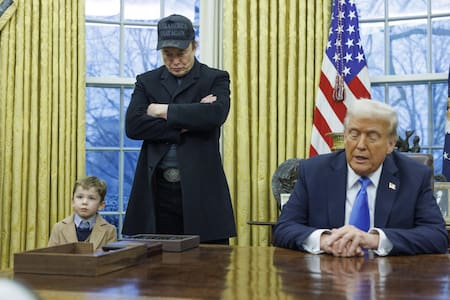 Fotografía de archivo del 11 de febrero de 2025 del presidente de los Estados Unidos, Donald Trump (d), junto al magnate Elon Musk durante una reunión en la despacho oval de la Casa Blanca, en Washington (EE.UU.).EFE/EPA/Aaron Schwartz / POOL/ ARCHIVO