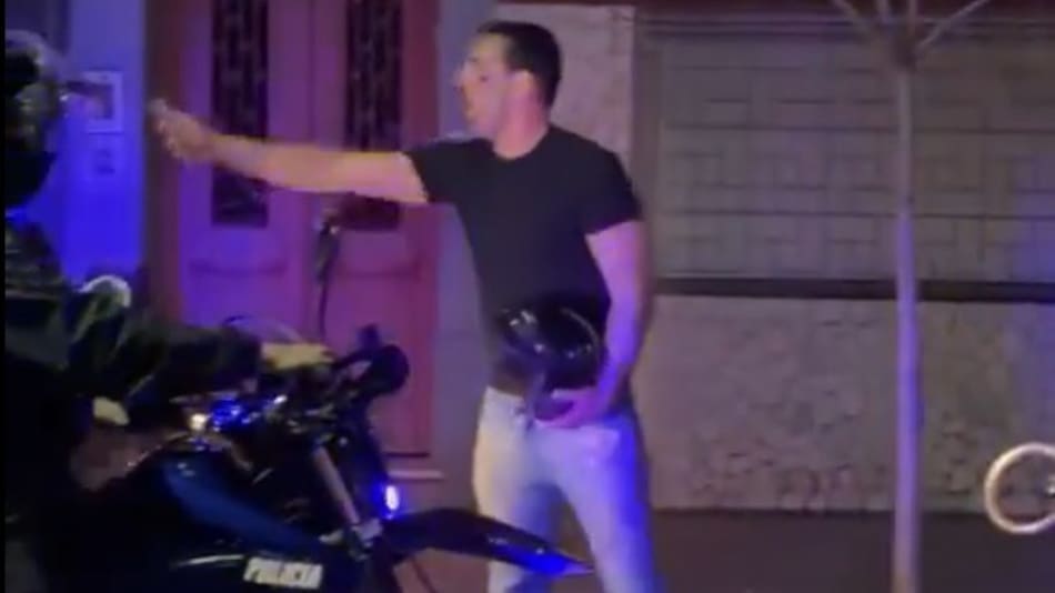 El hombre se mostró enojado contra la policía tras lo sucedido. Foto: captura de pantalla.