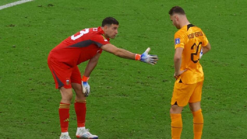 Dibu Martínez ante la Selección de Países Bajos en la final de Qatar. Foto:NA