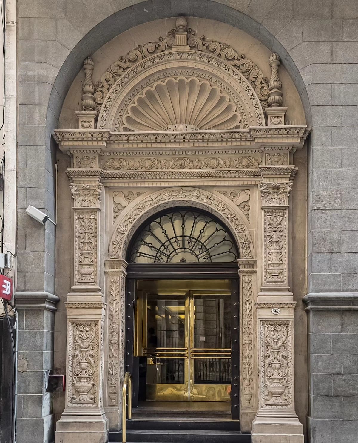 Puerta del ex Banco Boston