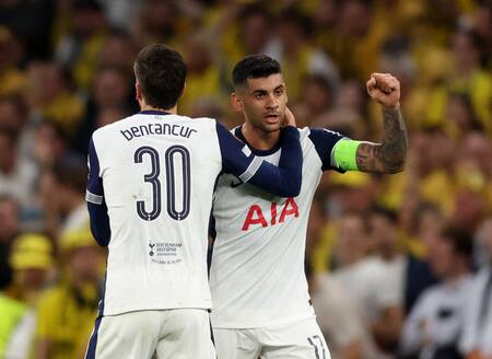 Cristian Cuti Romero y Rodrigo Bentncur, Tottenham vs Bodo/Glimt. Foto: Reuters/David Klein