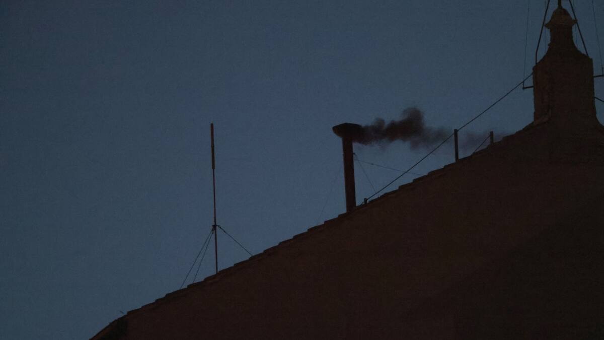 Fumata negra tras el cónclave en el Vaticano. Foto: REUTERS.