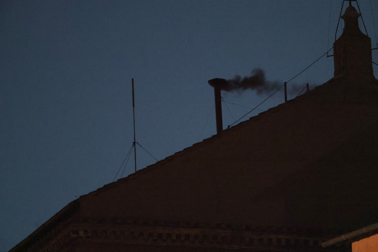 Fumata negra tras el cónclave en el Vaticano. Foto: REUTERS.
