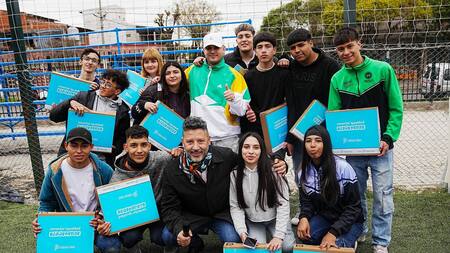 Entrega de notebooks en Merlo. Foto: Twitter @gustavomenendez