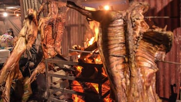 Un pueblito escondido muy cerca de Mar del Plata: dónde comer el mejor cordero de la costa con tranquilidad asegurada
