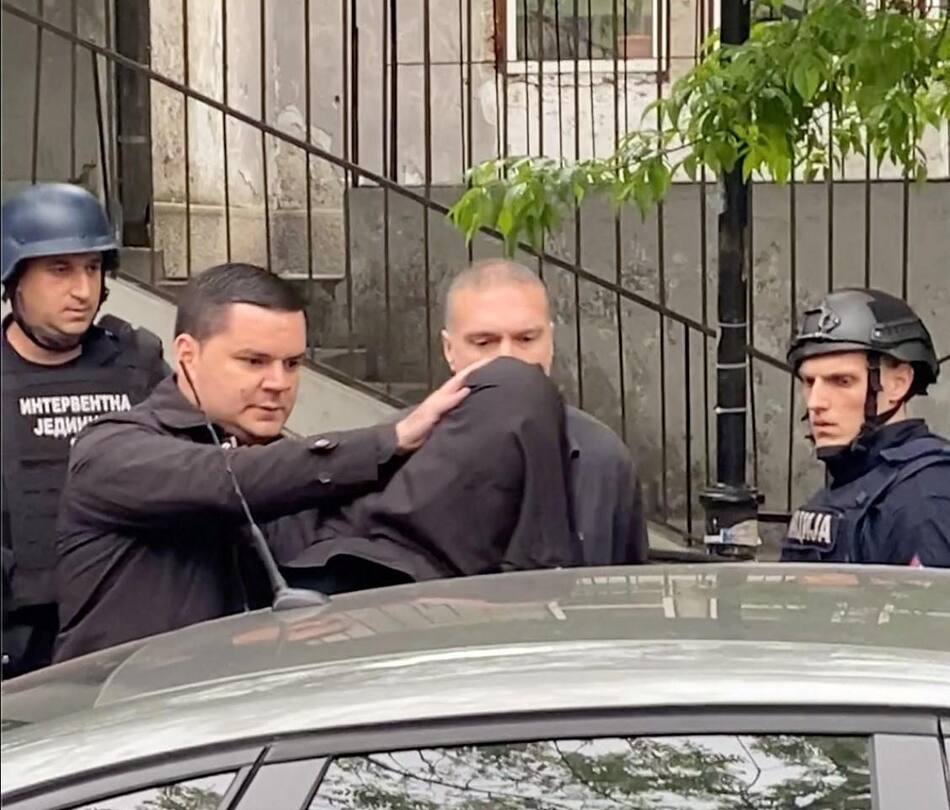 El autor del tiroteo de Belgrado con la cabeza cubierta. Foto Reuters.
