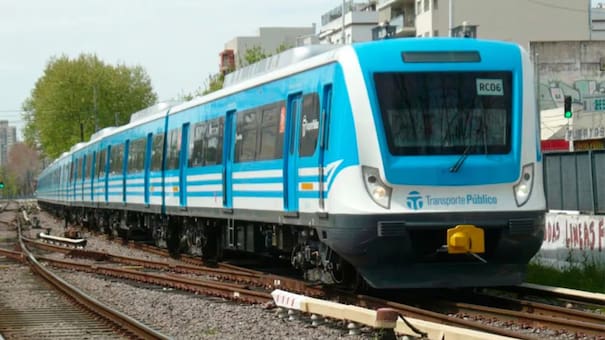Un tren de la línea Sarmiento arrolló a una camioneta en Villa Luro: al menos un muerto y un herido grave