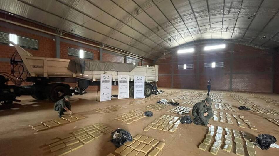 Gendarmería encuentra una tonelada y media de marihuana en un galón en Posadas. Foto: Gendarmería.