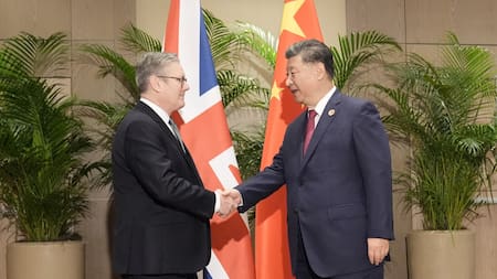 El primer ministro británico, Keir Starmer y el presidente de China, Xi Jinping. Foto: Reuters.