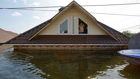 Evacuados por inundaciones tras la destrucción de la represa Kajovka. Foto Reuters