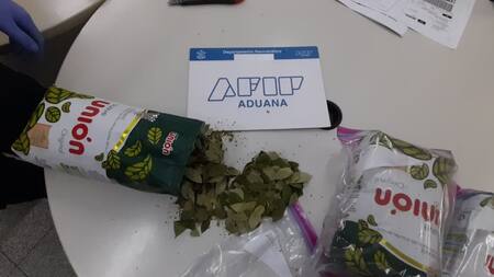 Aduana descubrió hojas de coca escondidas en paquetes de yerba. Foto: AFIP