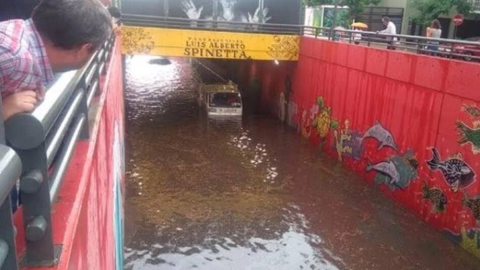 El tunel Luis Spinetta completamente anegado por la lluvia. Foto: NA.