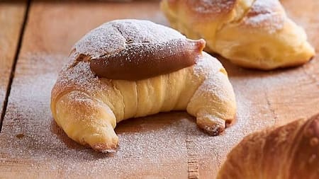 Medialunas con dulce de leche