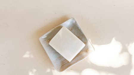 Una combinación infalible con resultados sorprendentes: para qué sirve mezclar bicarbonato, agua oxigenada y jabón blanco