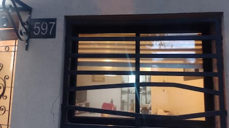 Los delincuentes abrieron las rejas de su casa con un criquet. Foto: Twitter @BORECITA.