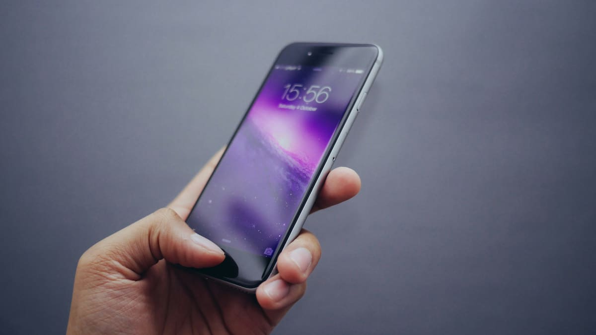 "Meñiques deformados": ¿cómo afecta a los dedos de la mano sostener el celular todo el día?
