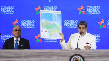 Nicolás Maduro presentando el nuevo mapa de Venezuela con la adhesión del Esequibo.