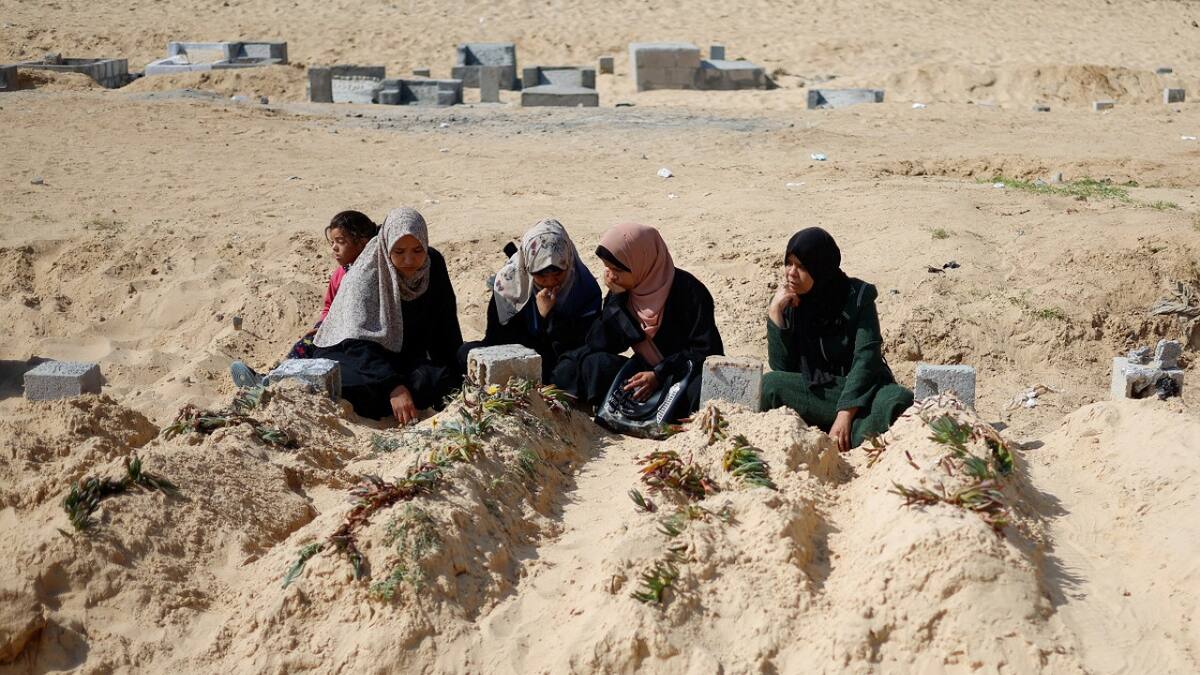 Palestinos en un improvisado cementerio en Rafah. Foto: Reuters.