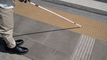 Denuncian a un falso ciego que cobró más de un millón de euros en ayudas durante 50 años: cómo lo descubrieron