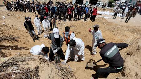 Hallazgo de fosas comunes en Gaza. Foto: EFE.
