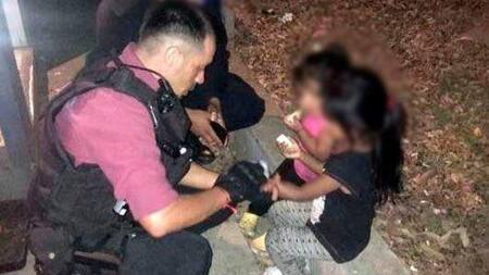 Dos niñas fueron abandonadas en la Avenida General Paz, detuvieron a los padres